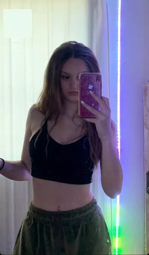 How am I looking in this croptop? [18F] by Hot-Substance-3607
