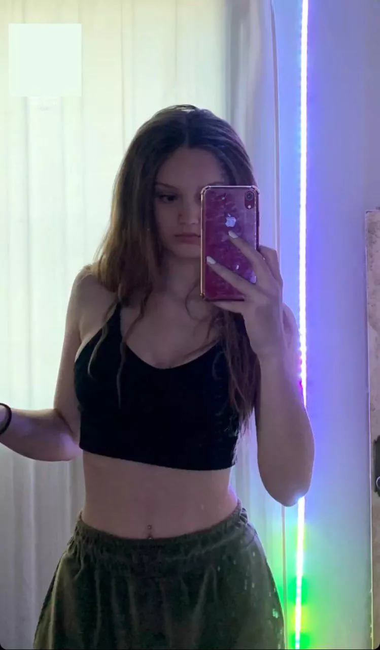 How am I looking in this croptop? [18F] posted by Hot-Substance-3607