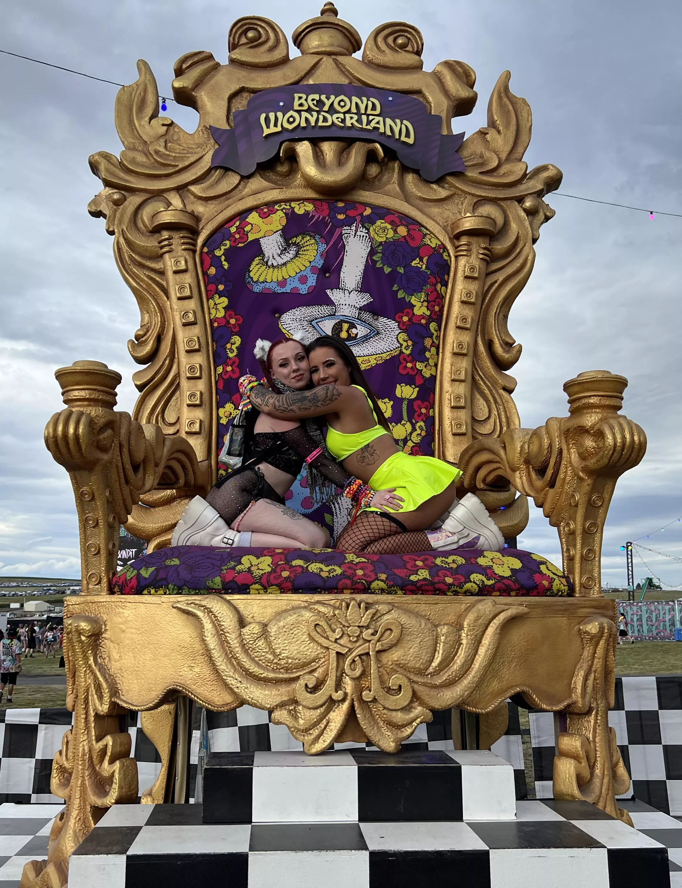 2 festi besties 😋😈 posted by SnowbunnyyHunnyy