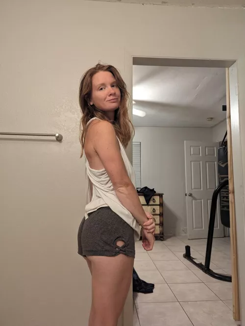 Crimson and confident: a redhead's way‍️ @redlilyrose19 by Redlilyrose