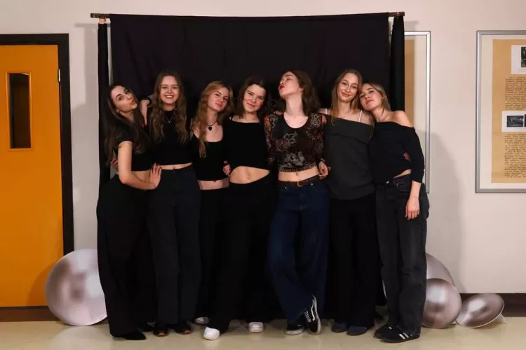 Girls time to choose by No_Guava807