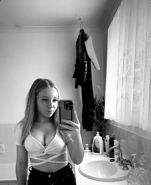 Guess my age😘 by Gabi-norris287