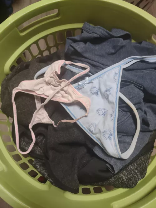 Hamper find, pink or strawberries  by patriot2026