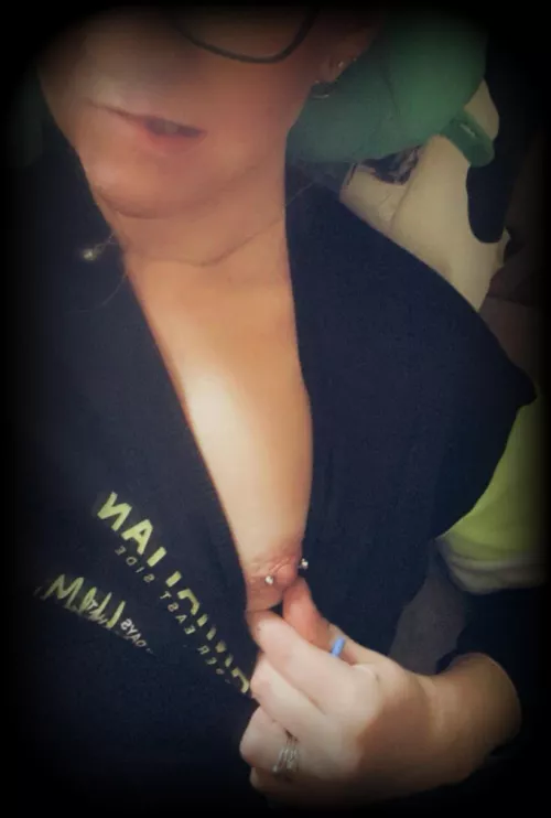 [mrs,37] Quick check-up before work… by VeroVexy