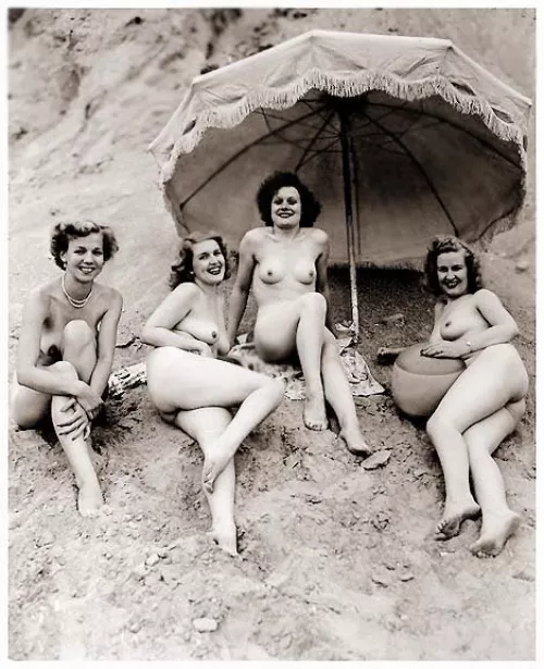Beach babes (1940s) by Dizzy_Mood_8900