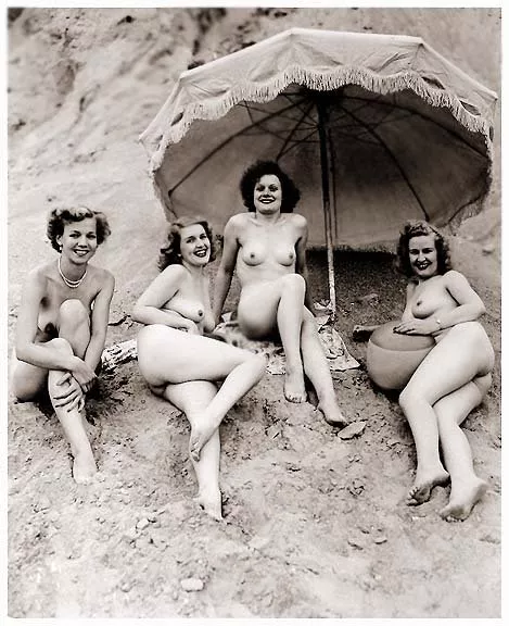 Beach babes (1940s) posted by Dizzy_Mood_8900