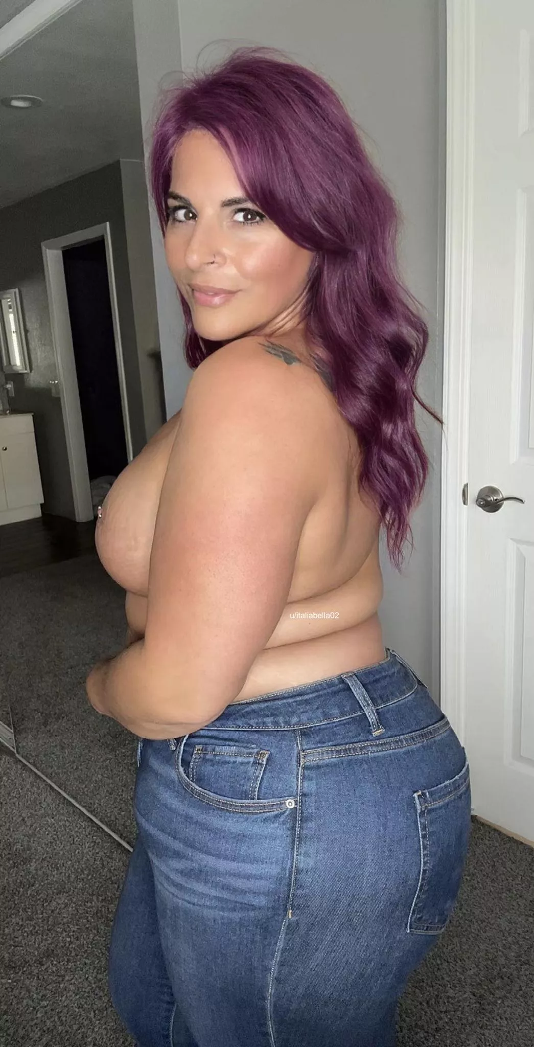 Can I send you nudes like this? posted by italiabella02