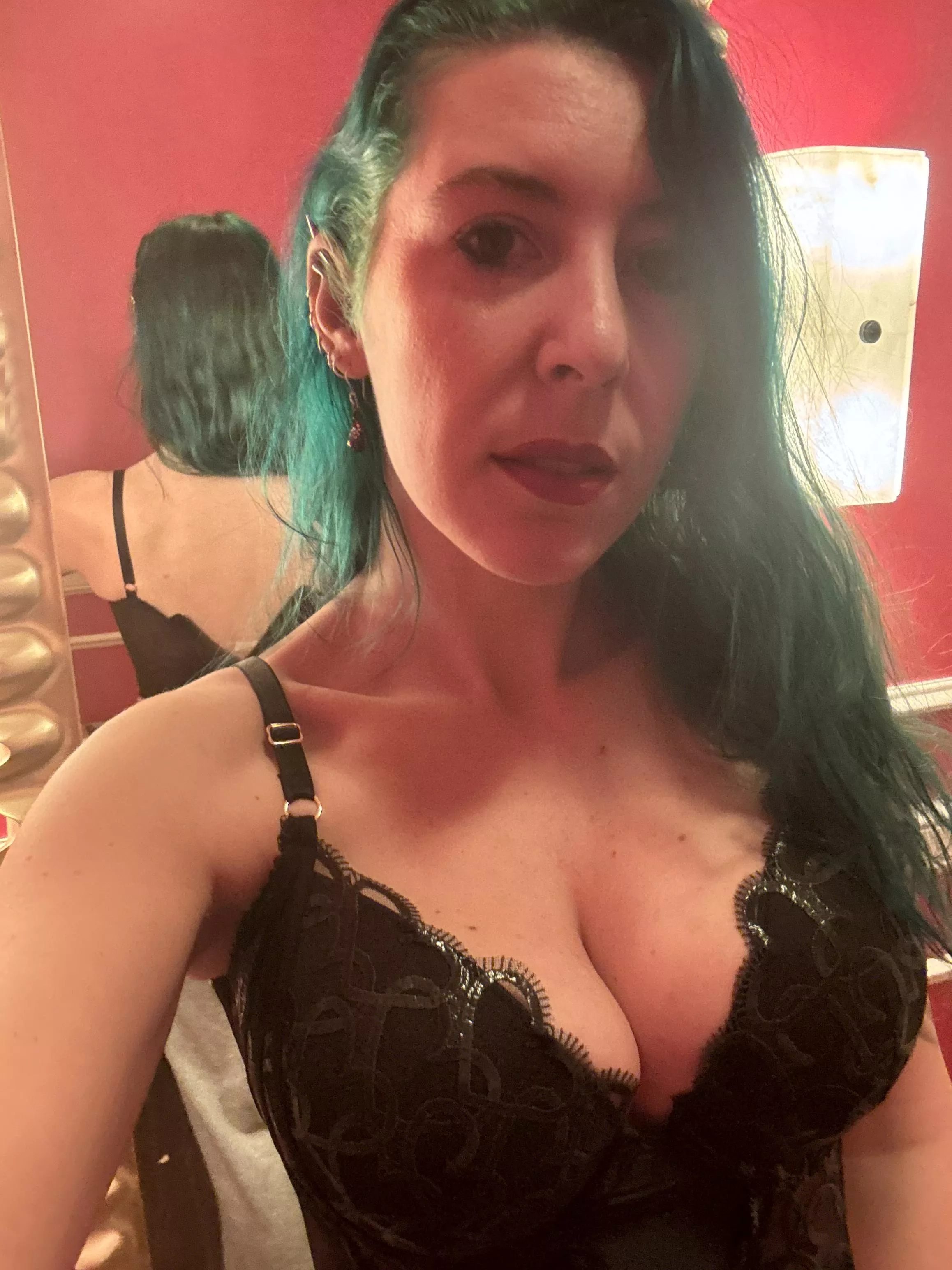 Corsetted cleavage [image] posted by sirenskiss3