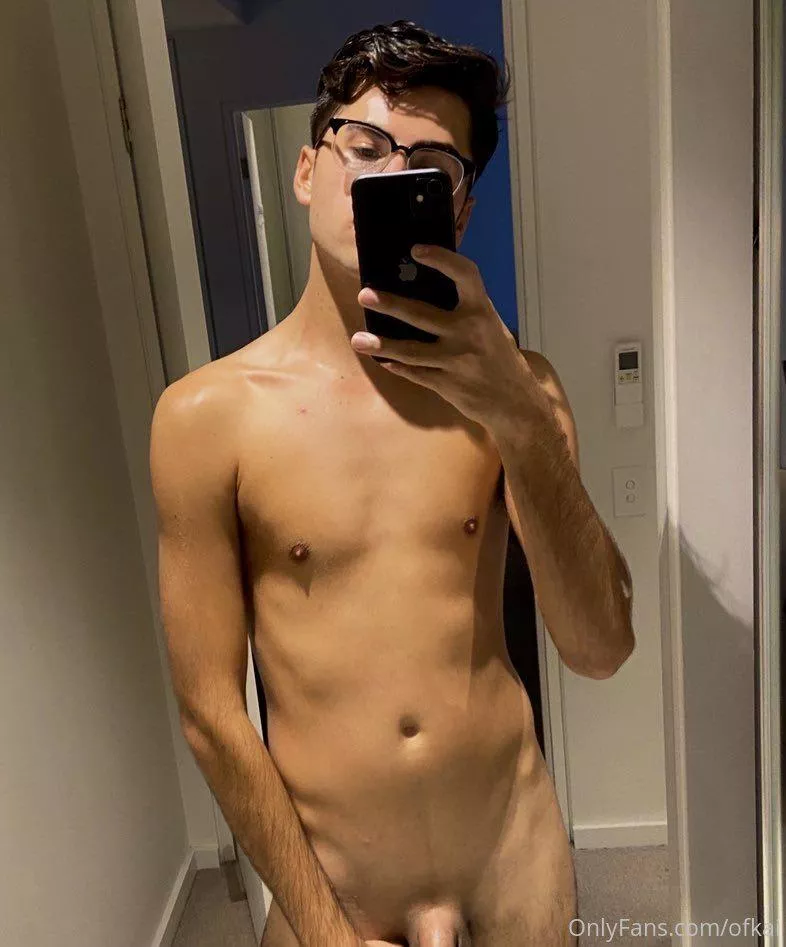 Do you like guy with glasses ?(and big cock) posted by Onlyfanskai