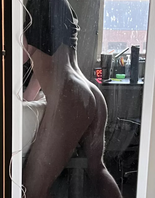 Don’t look at the dirty mirror, just look at my butt by Outside-Divide7257