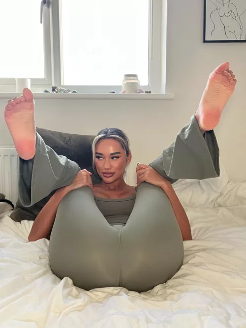 Flexible leggings on a flexible body by WorldlinessOk7796