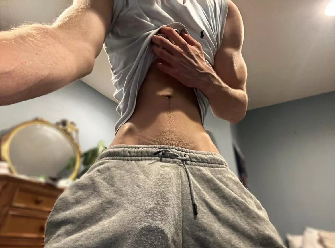 grey sweats are impossible to wear in public 😅 posted by tatebwc