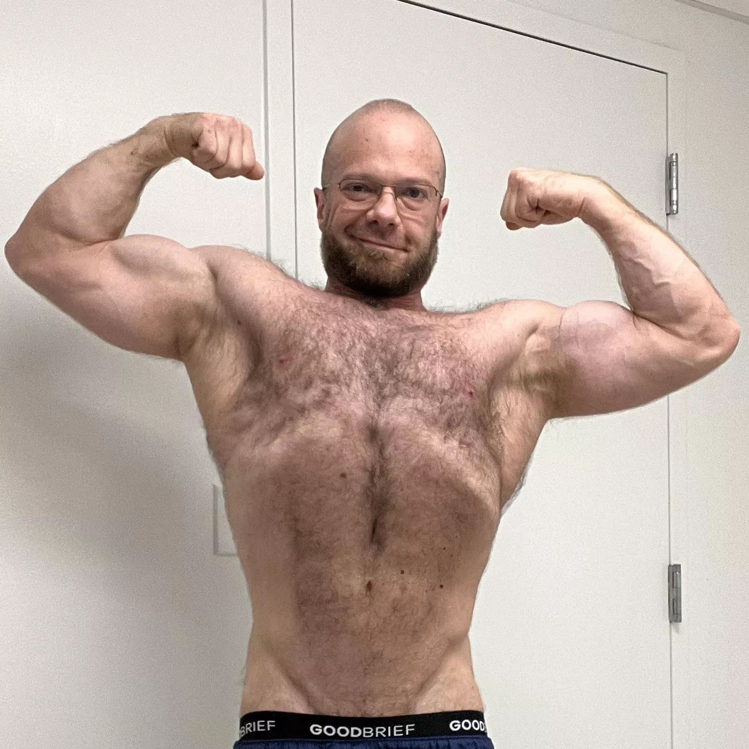 hairy pecs 💪🏻 posted by Musclebullxxx