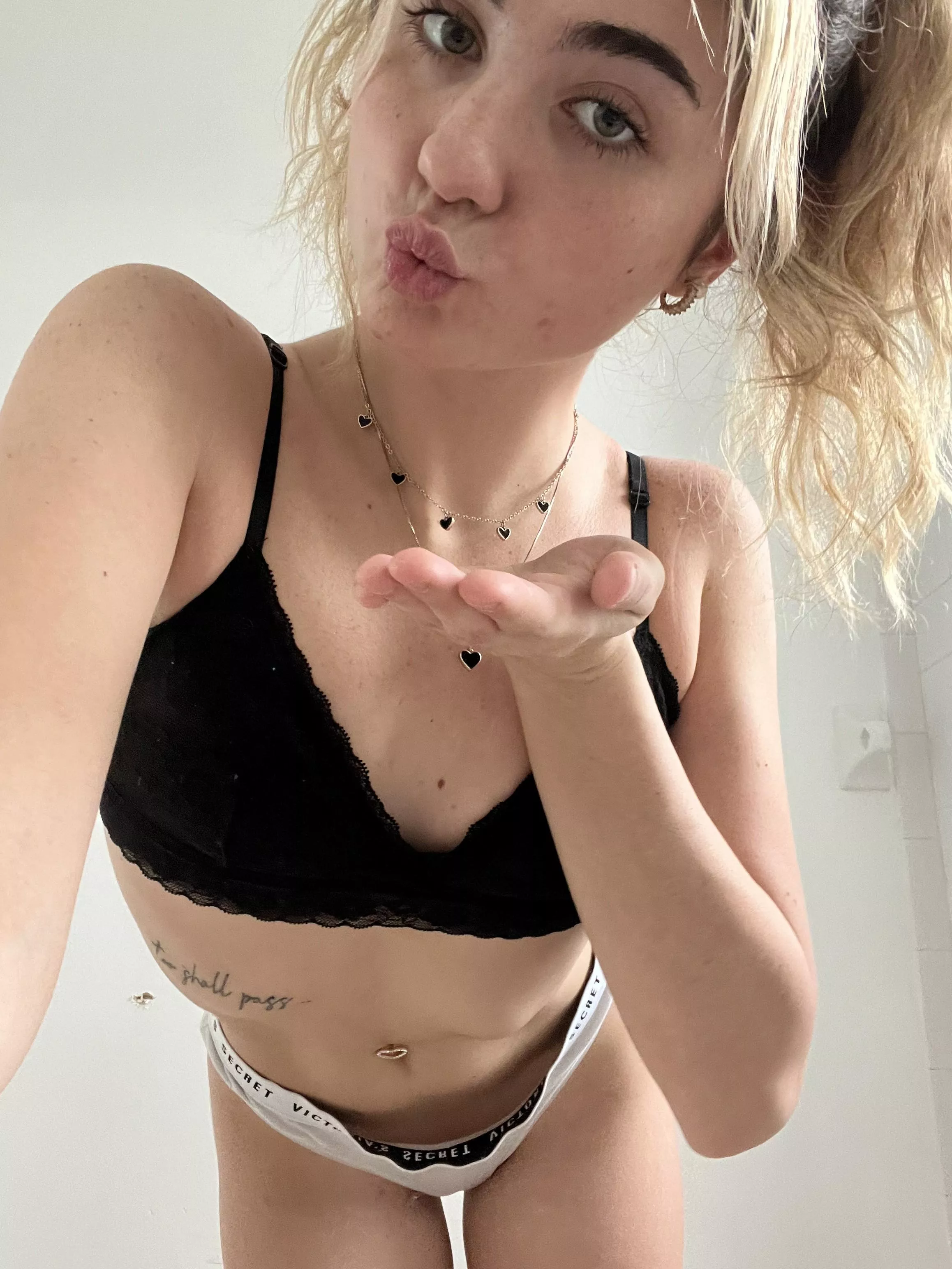 kisses for the ones who loves skinny girls like me posted by White_Energy