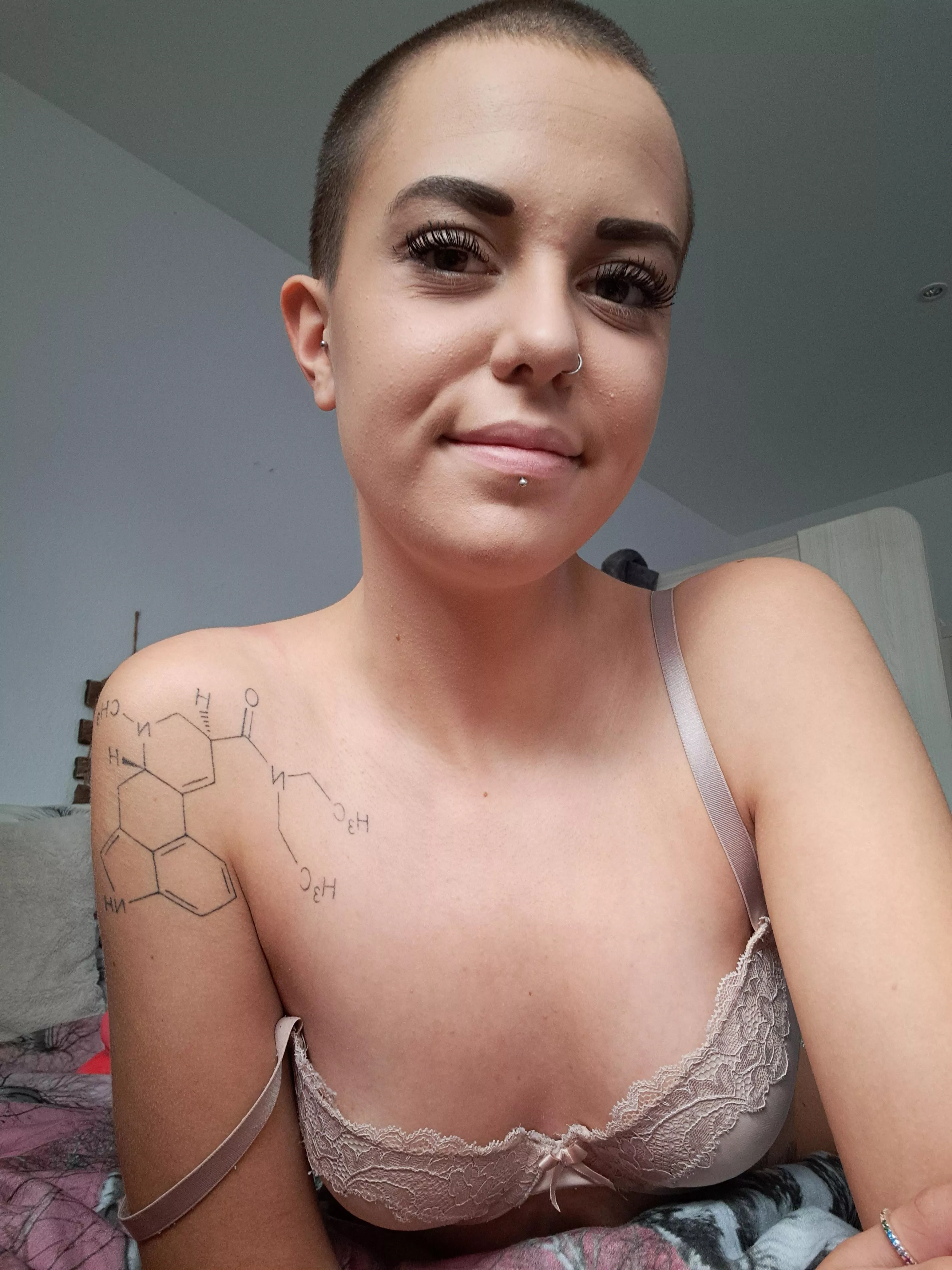 Morning say hi to my lil tits posted by Lipstick_lovere