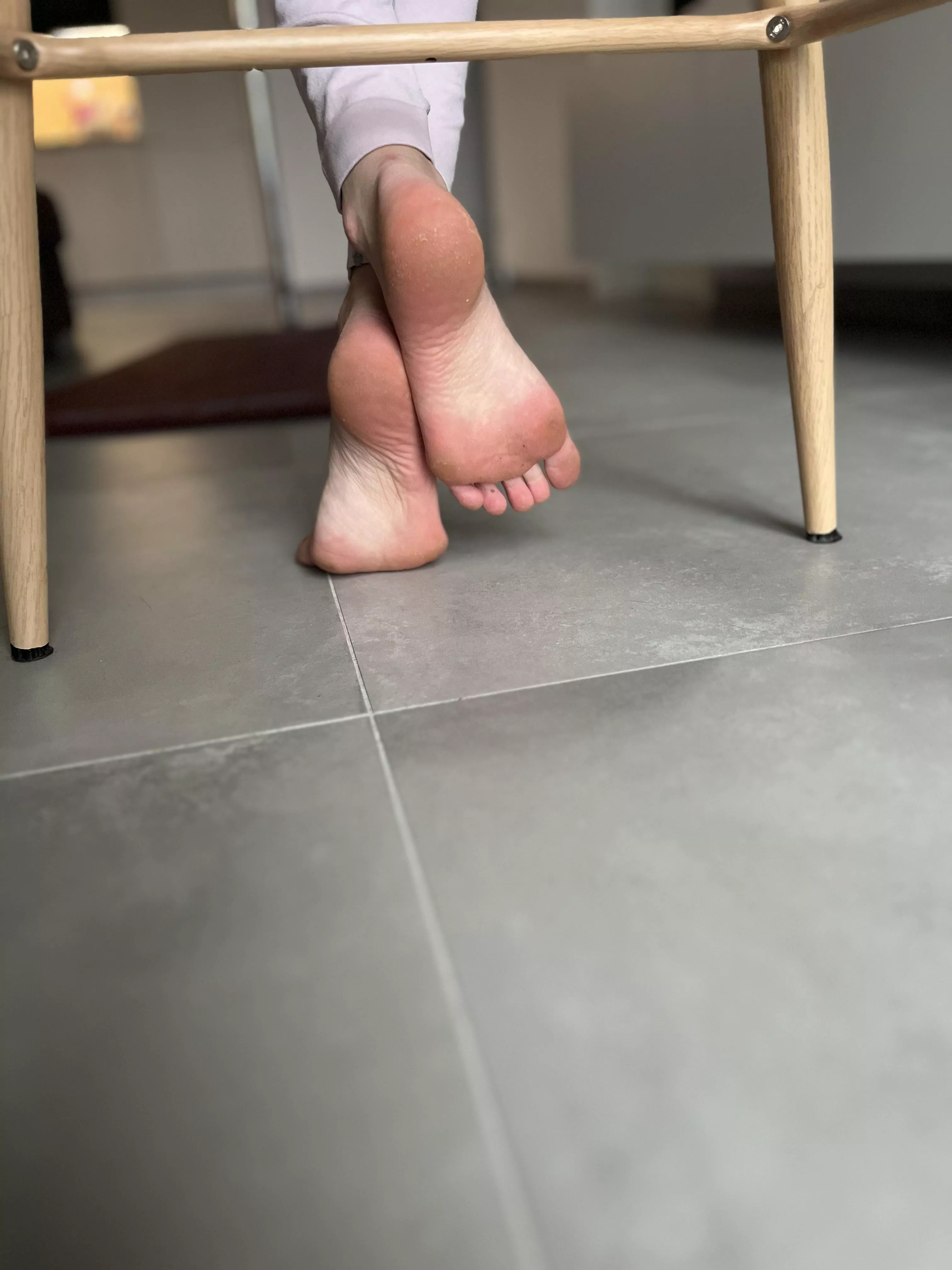 peek under the chair of a 21yo posted by _ivannabelle