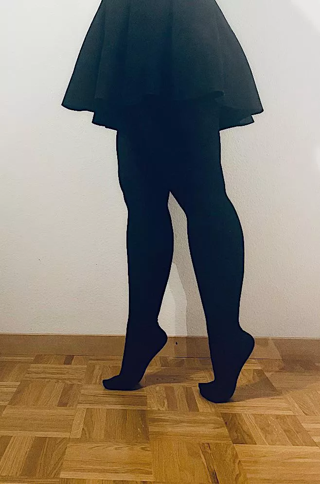 Simple black 🖤✨ posted by Yourfetchylittlefeet