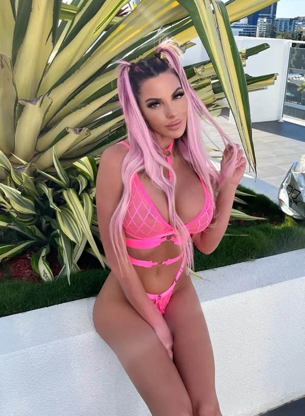 Tell me first word that comes to your mind after seeing this selfie posted by dakotahwoods