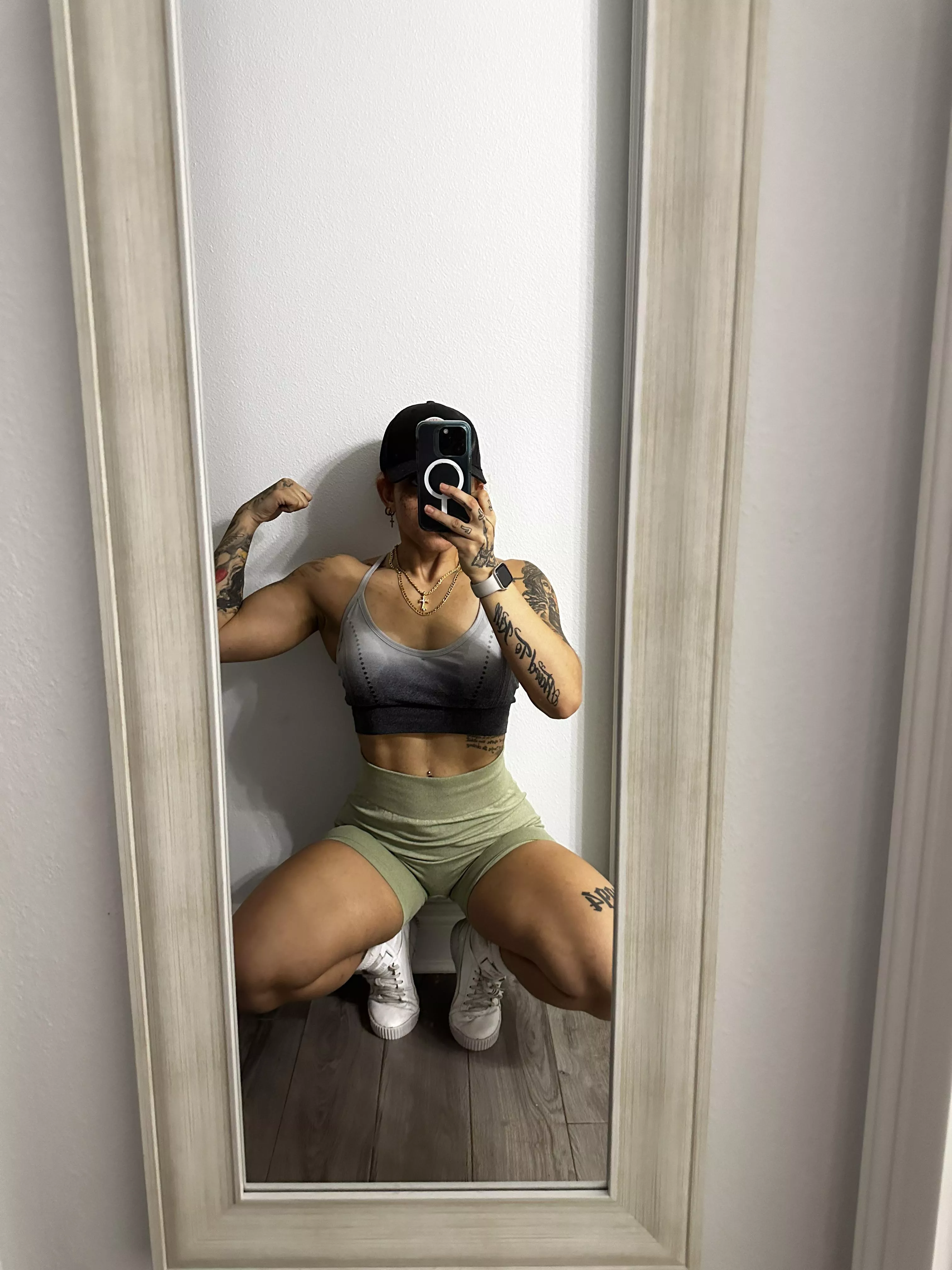 Working out for the post gym selfie posted by Alexia_Richard