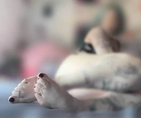 You can only focus on my feet, and I’m willing to bet you love it too 🖤 by x-iris