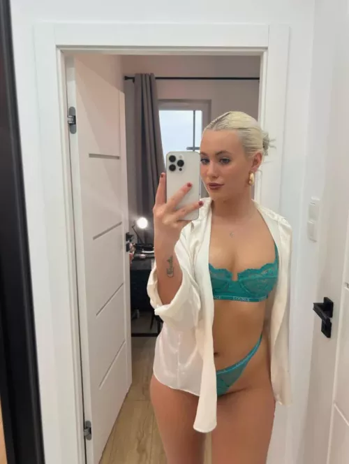 Am I beautiful? by RealHearw