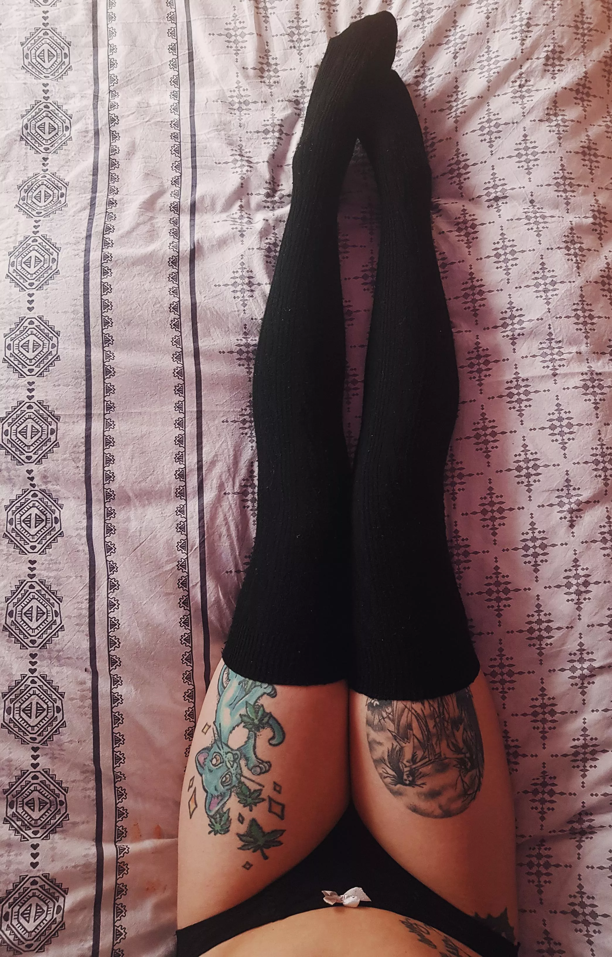 Bed thighs  posted by l0nelybbygrl