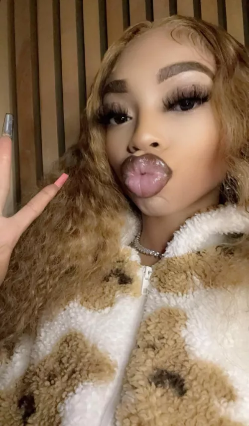 big juicy lips for pulling dicks😋 by hoodthotsanddsl