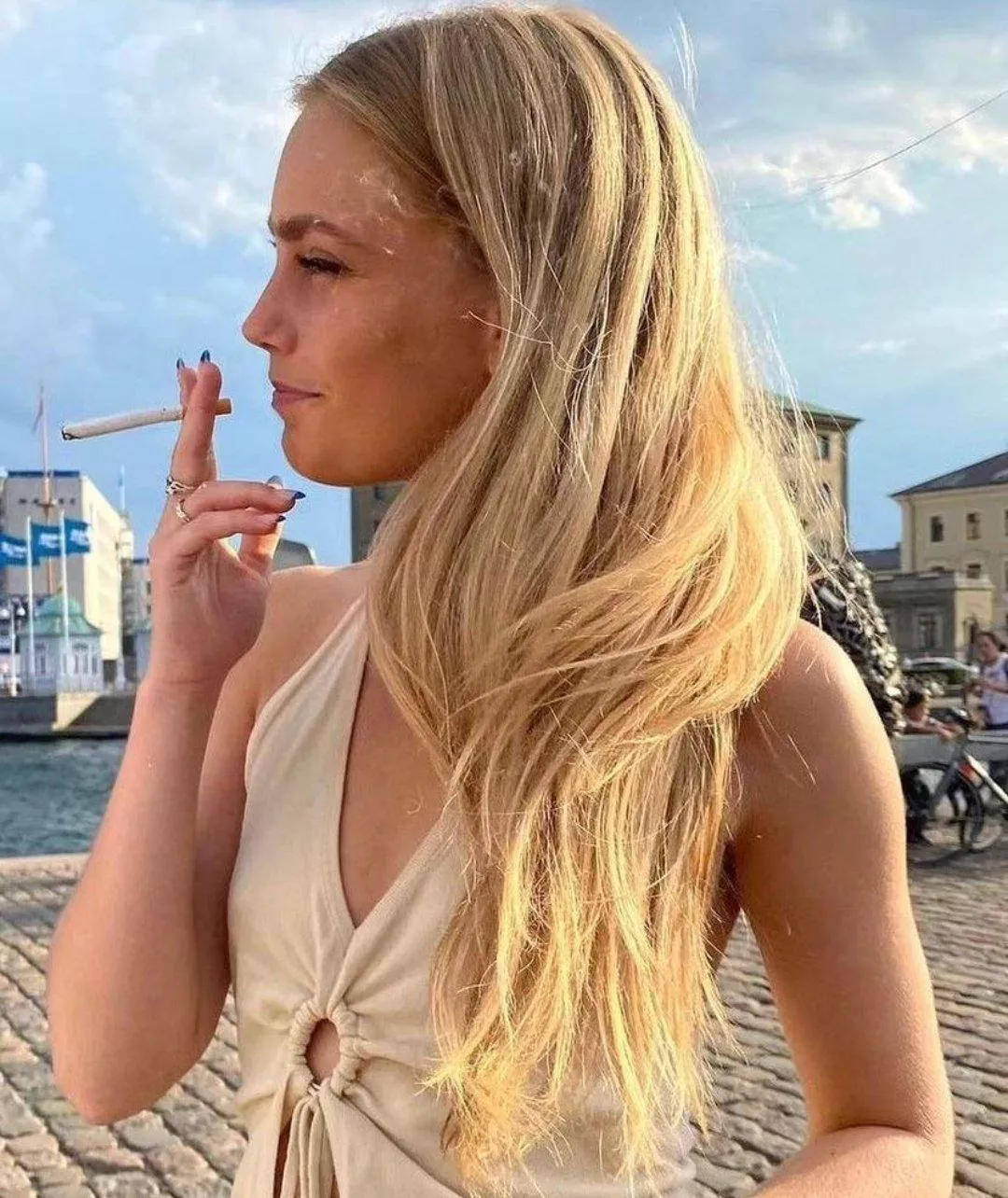 Blonde about to drag 🤤 posted by Overall_Medicine9686