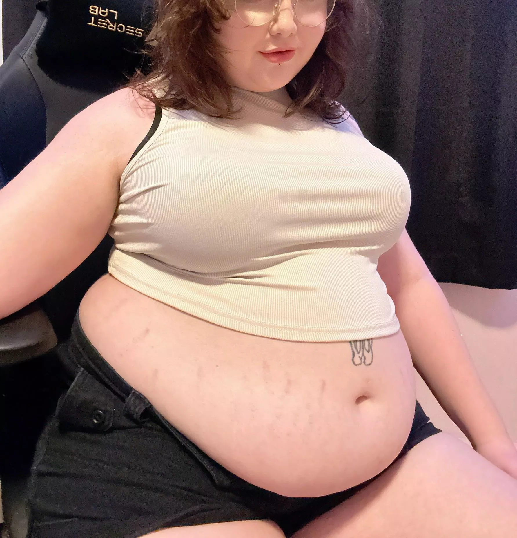 Crop tops 🤝 pot belly’s  posted by HeftyDoggy