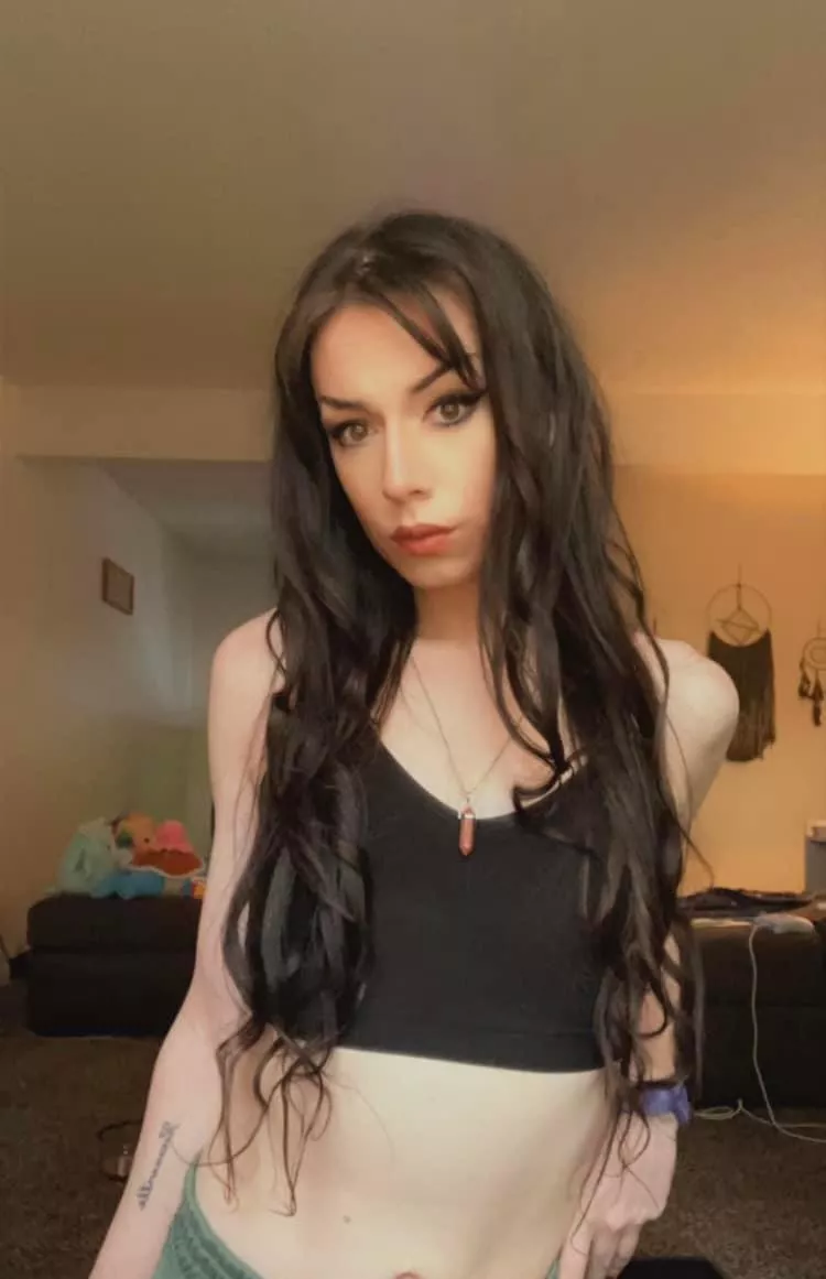 do you accept nudes from horny tgirls? 🖤 posted by alliemayne20