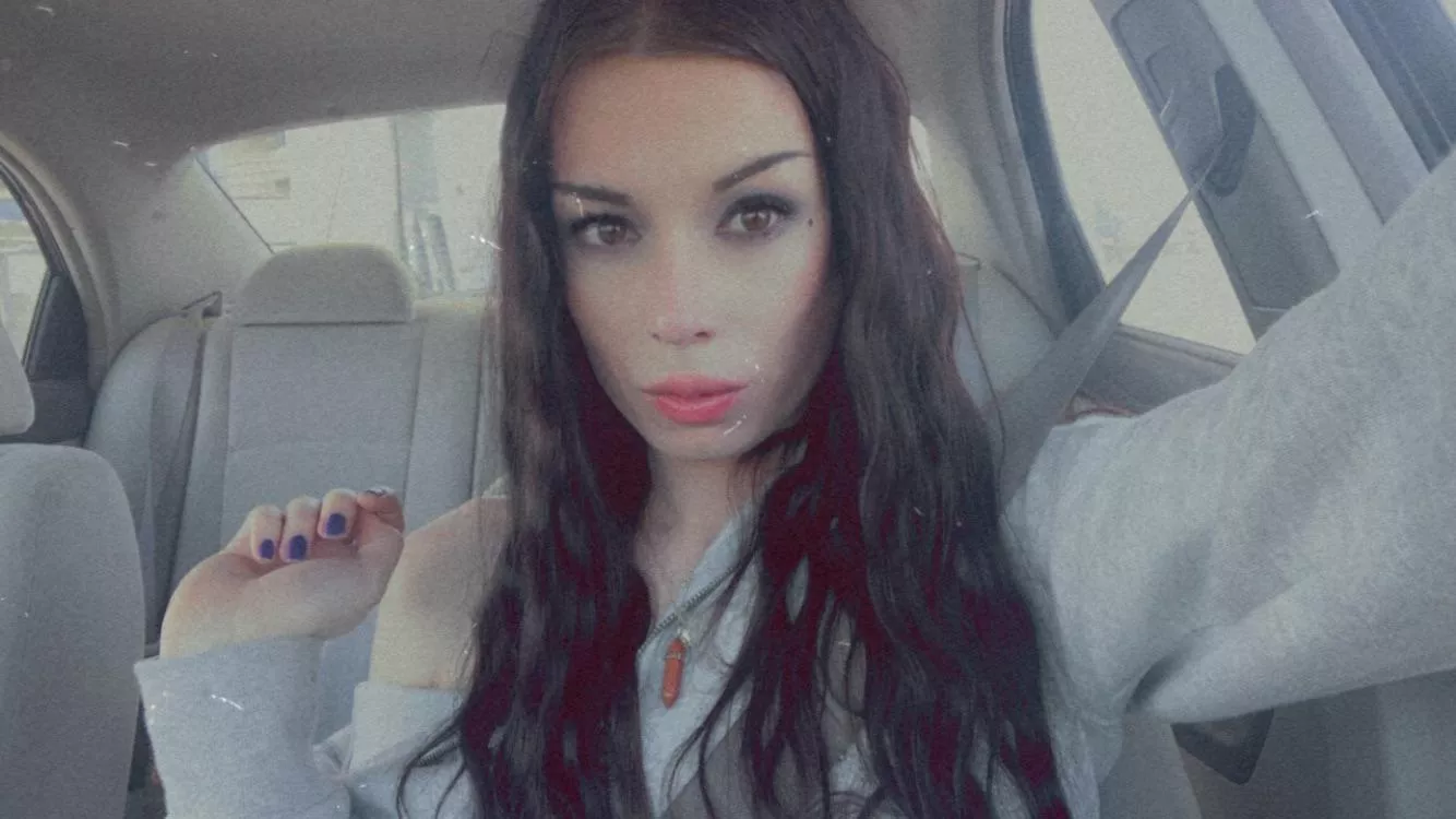 do you accept nudes from horny tgirls? 🖤 posted by alliemayne20