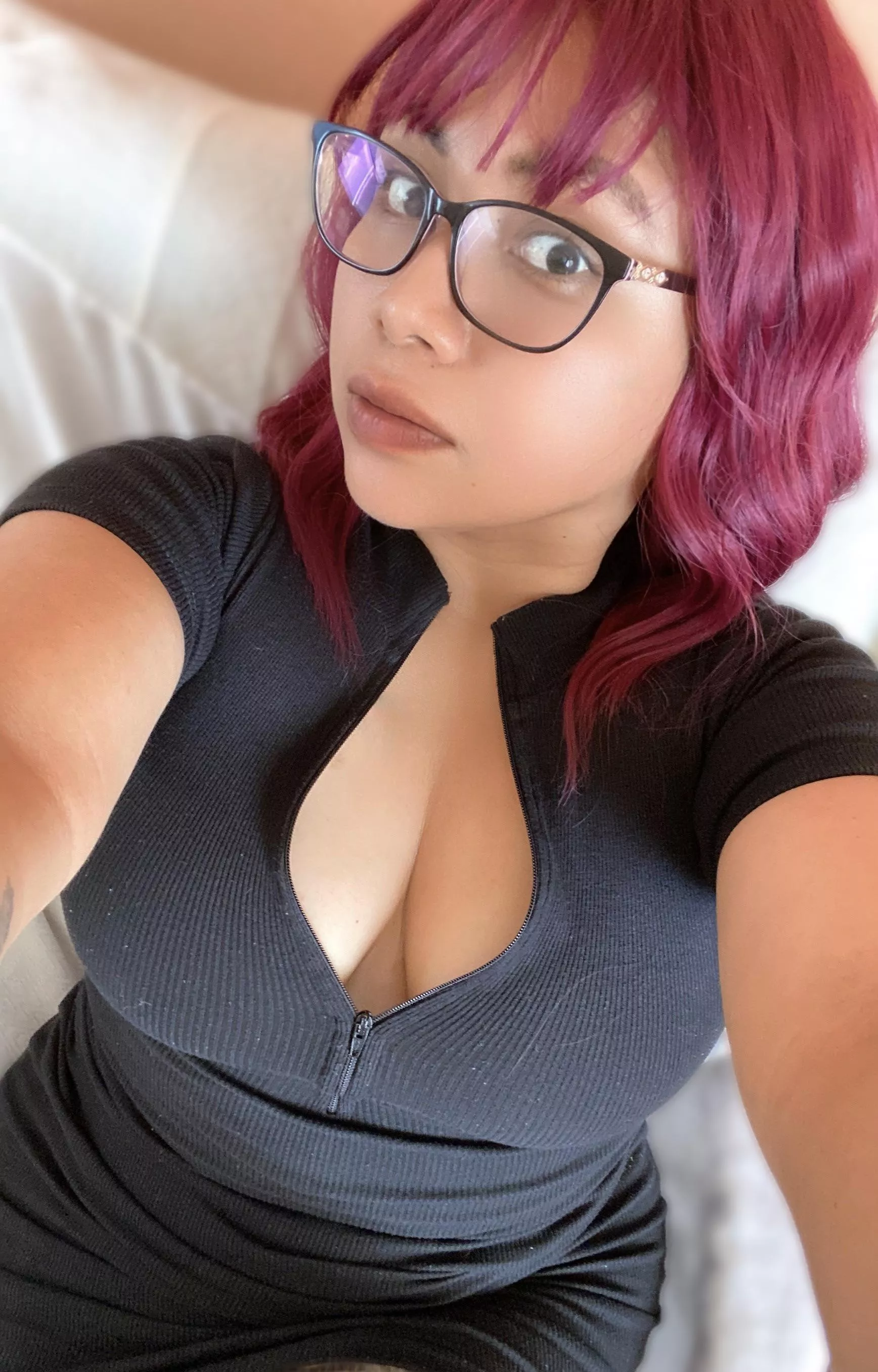 (F) hot secretary vibes  posted by SexyAzucena