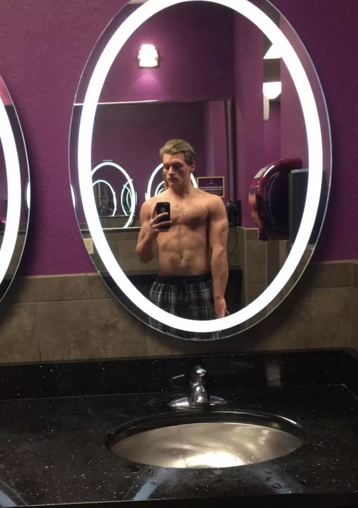 Flexing for you 😘 posted by PlayboiKetchup