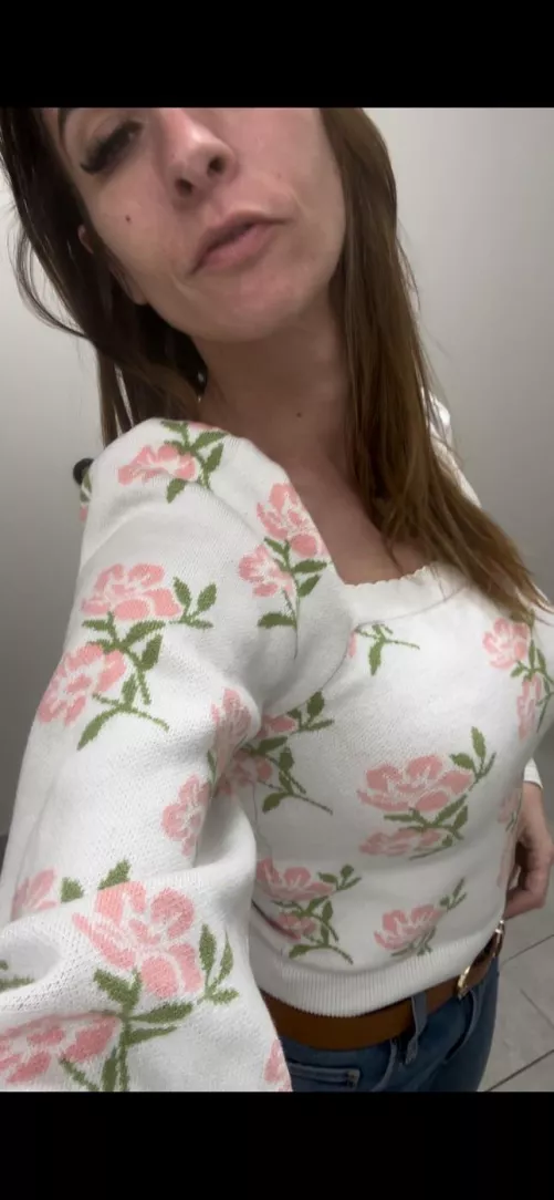 Conferences were crazy hot last night again! Can you guess what happened in the bathroom? 😈 by peachesandcre