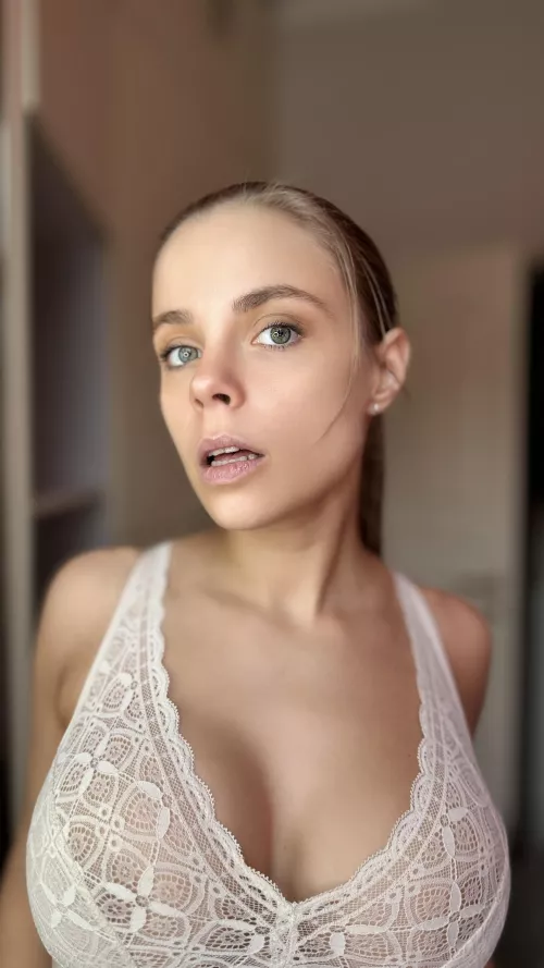 Do u keep eye contact? by adlenaline_