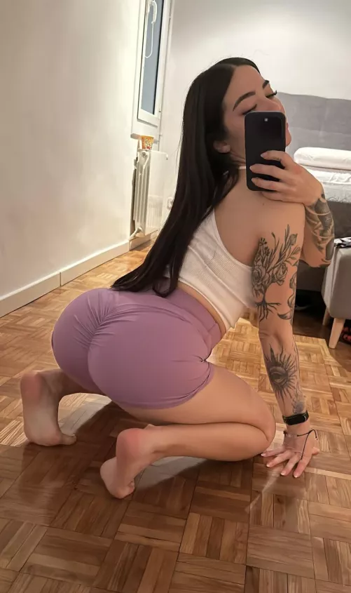 love my tight leggings by Rachel_Lillie