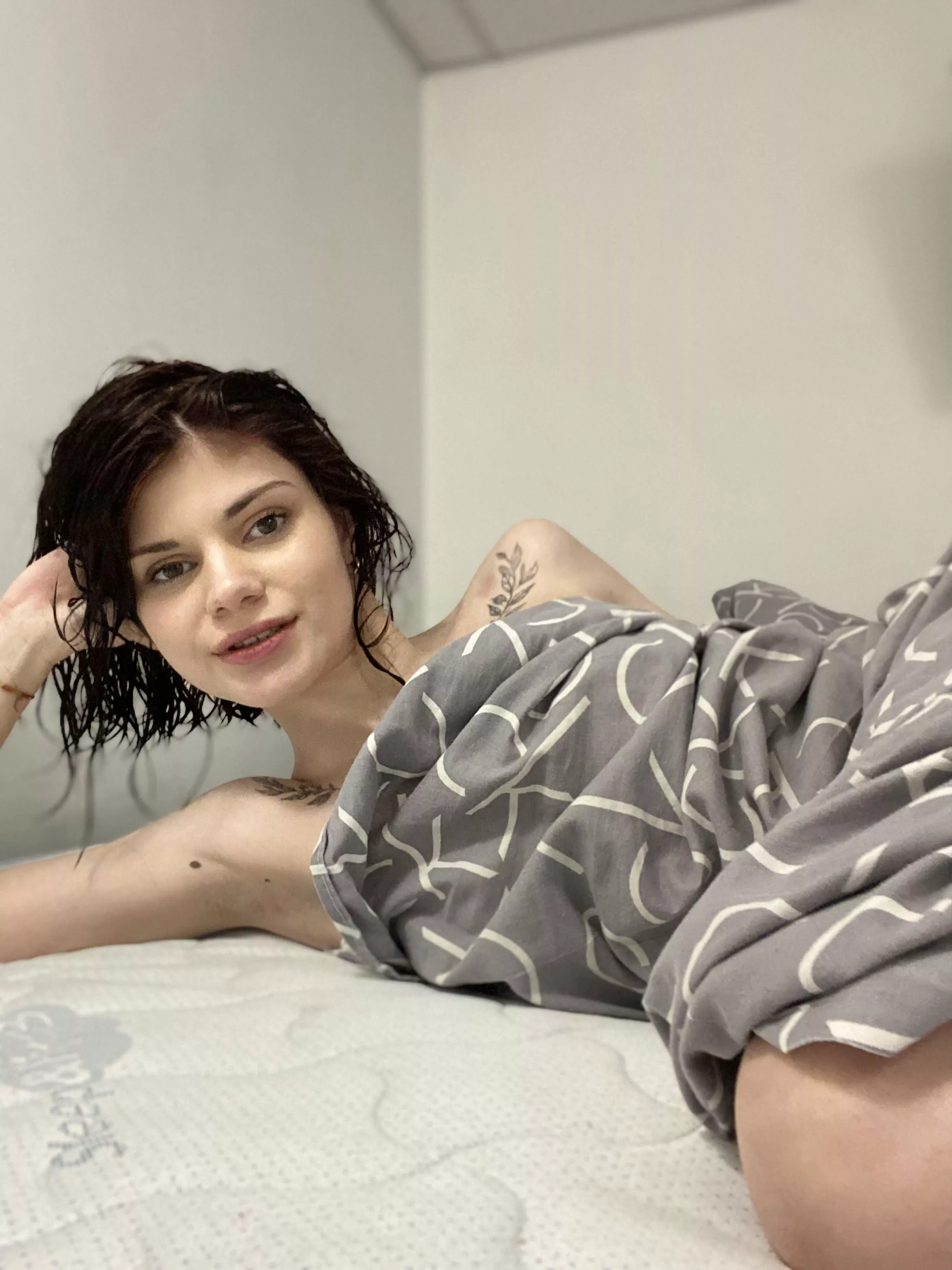 My bed is so empty today...we should fix that ;) posted by vdenio