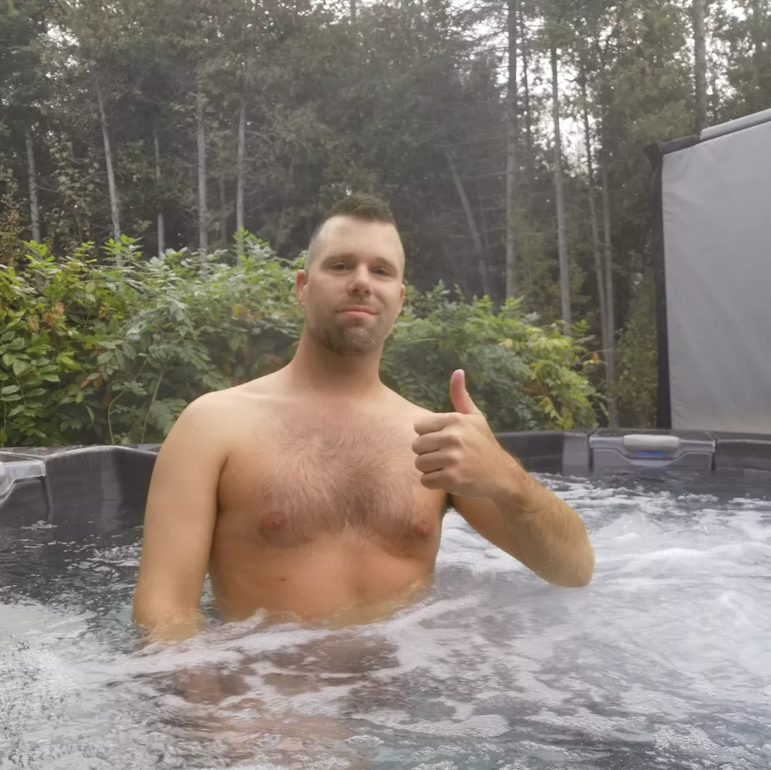 Naked hot tub daddy (41) posted by FurNForeskin