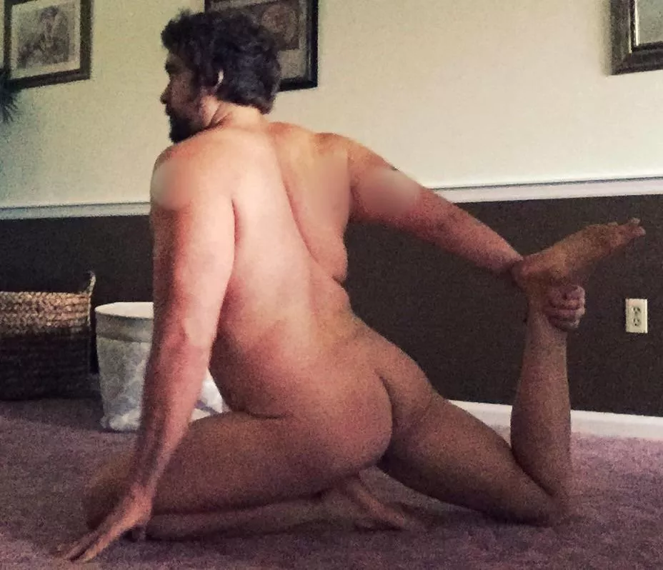 Pigeon pose posted by Bad_dolphins