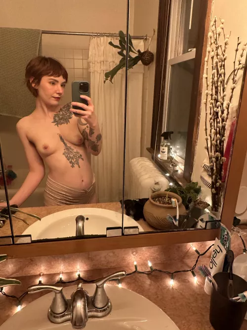 probably shouldn’t be sneaking naughty photos in my best friends bathroom but by fae_clementine