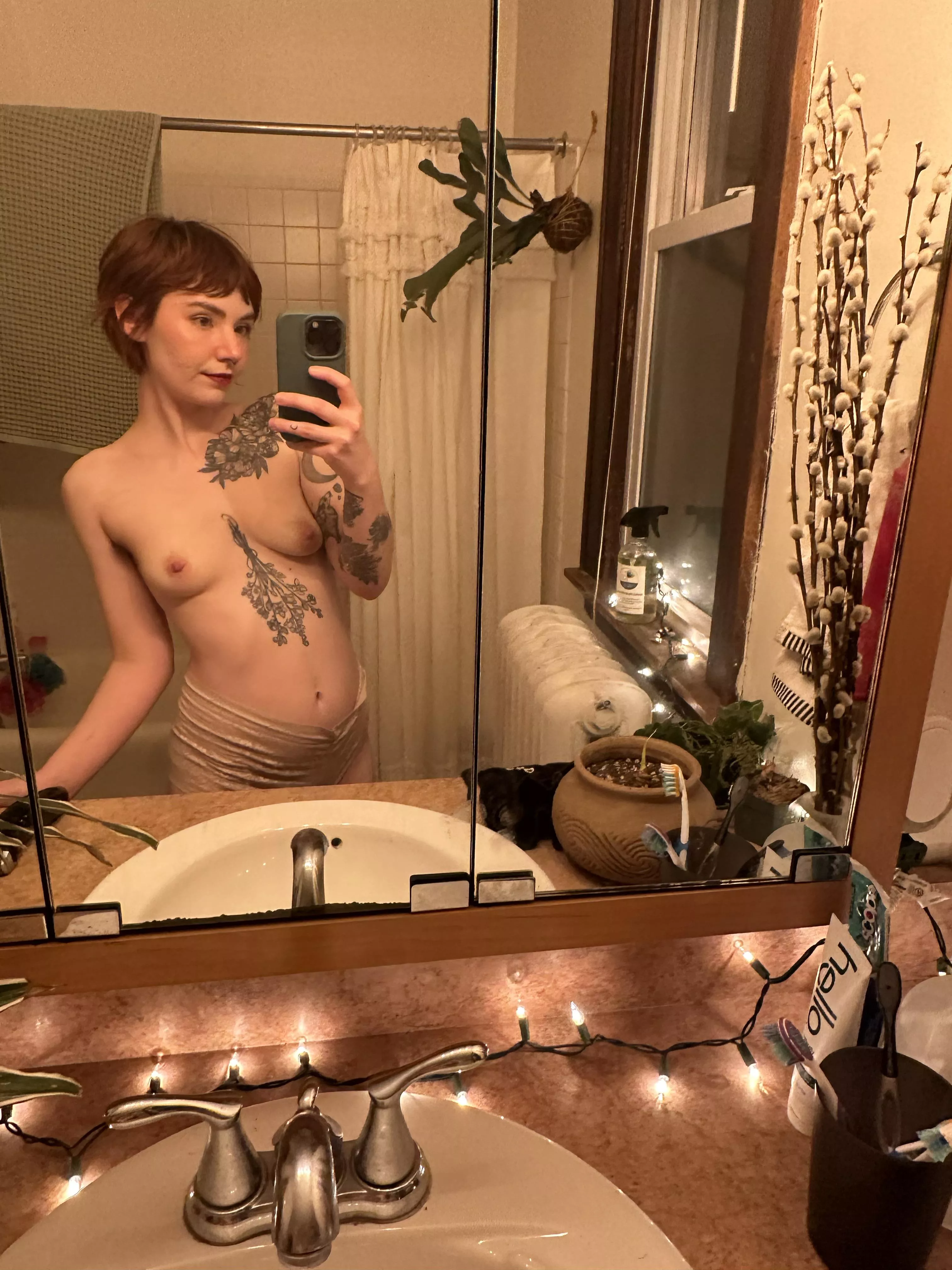 probably shouldn’t be sneaking naughty photos in my best friends bathroom but posted by fae_clementine