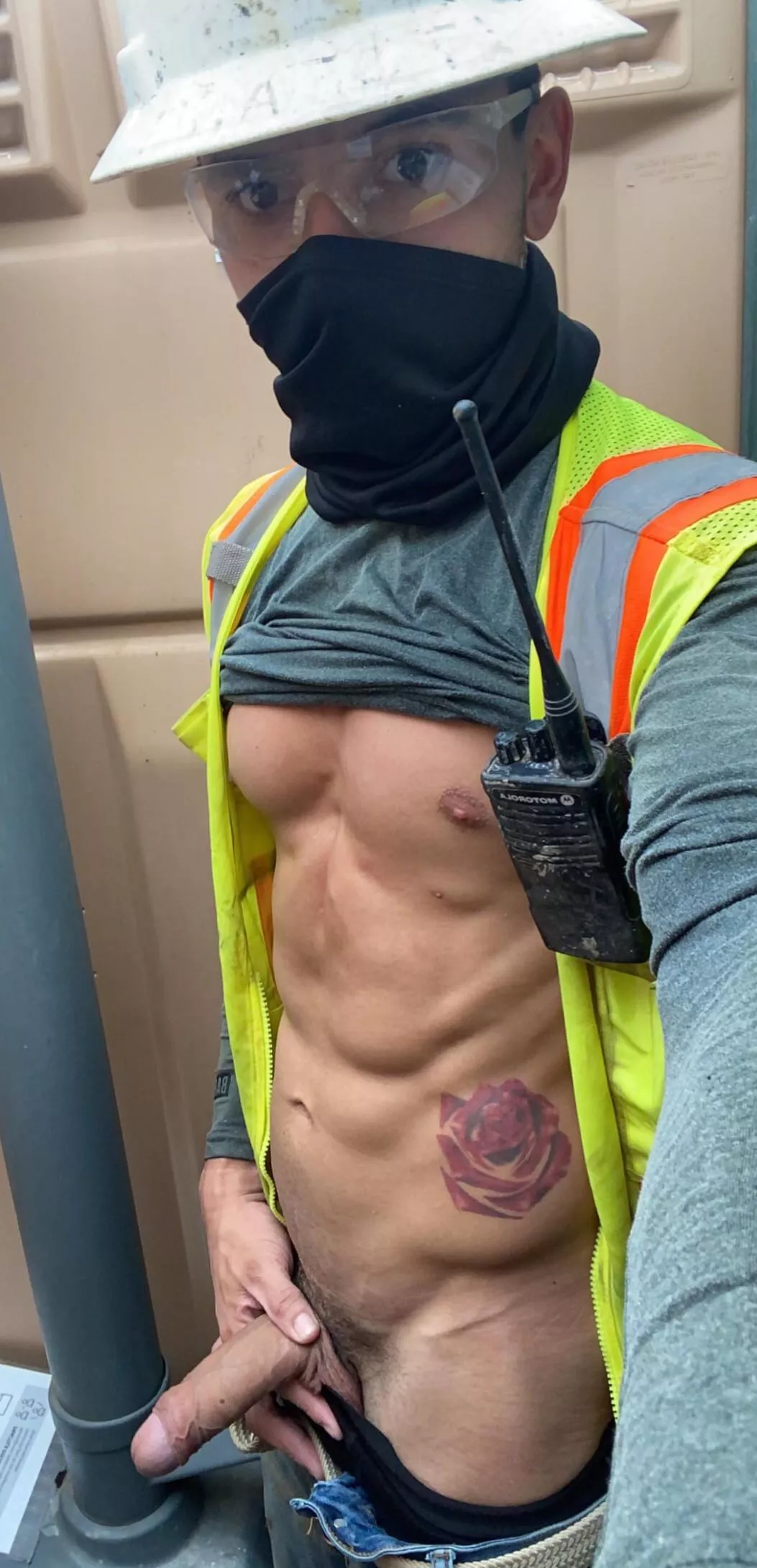 Sexy construction worker 👷‍♂️ posted by maddiesexxy