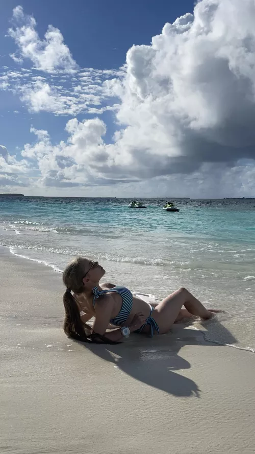 Showing my bikini to the sea by adlenaline_