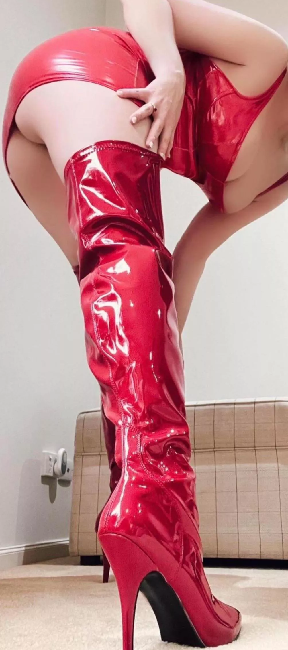 Stepping on little boys today 👠 posted by MistressLolaInLatex