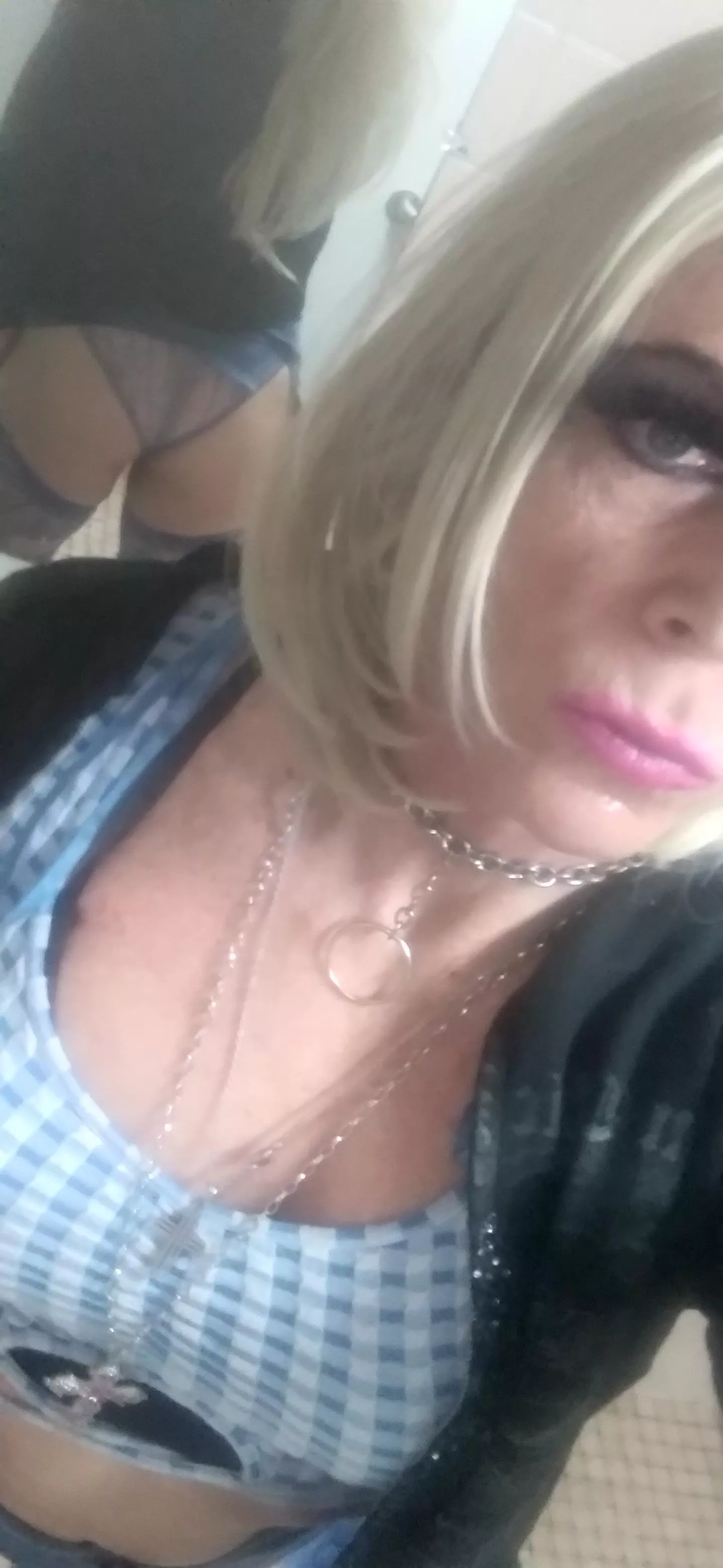 1choice what hole?...👄 or 🍑  posted by Luv2eatcreampies69