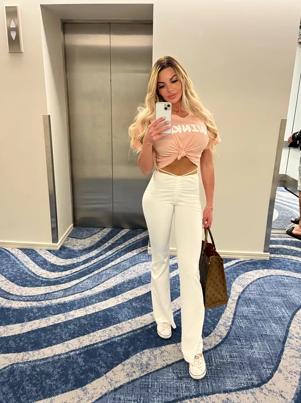 Am I a secretary you’d like to fuck? posted by dakotahwoods