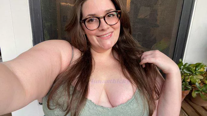 cleavage with a smile posted by lunaxthicky