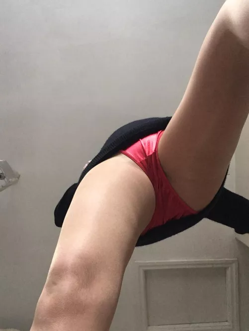 Looking up, now get down on the floor by Kellieblue_Mistress