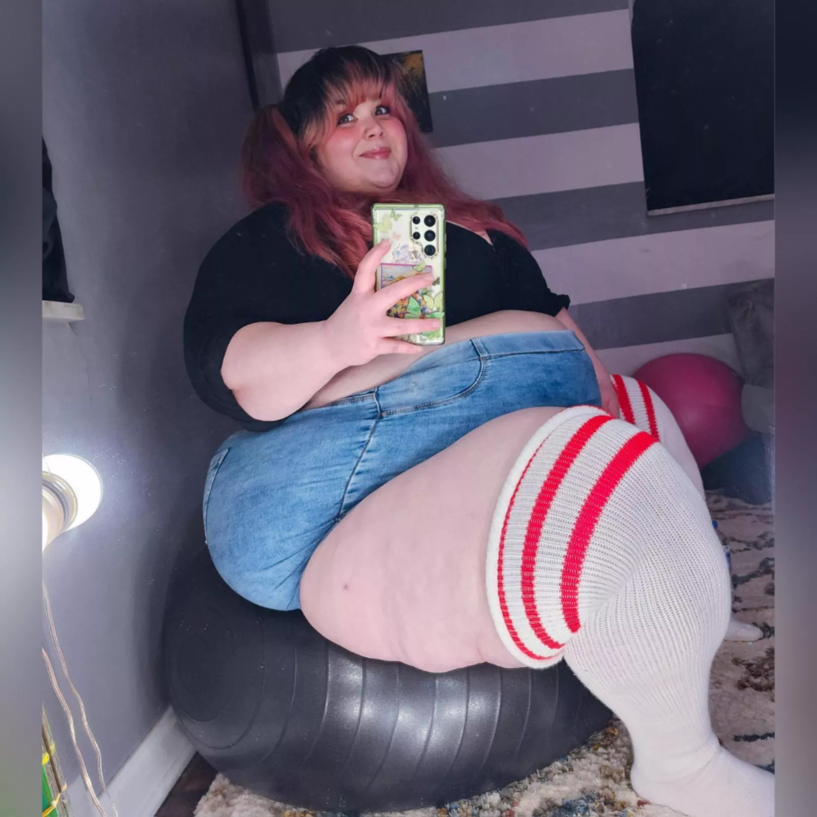 Love how smooshed I make the yoga ball posted by itsbubblybooty