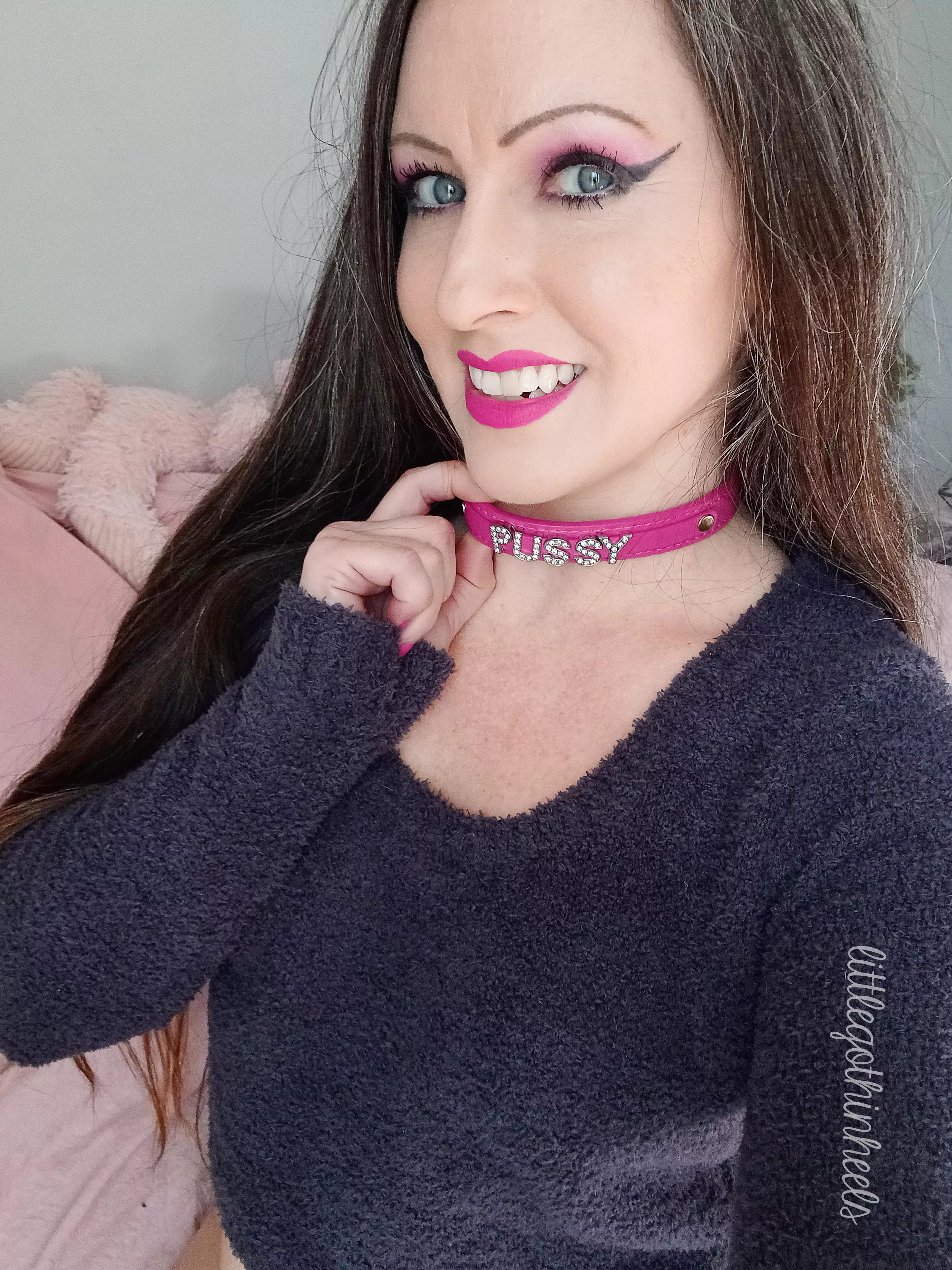love the looks I get when I wear this collar in public posted by littlegothinheels